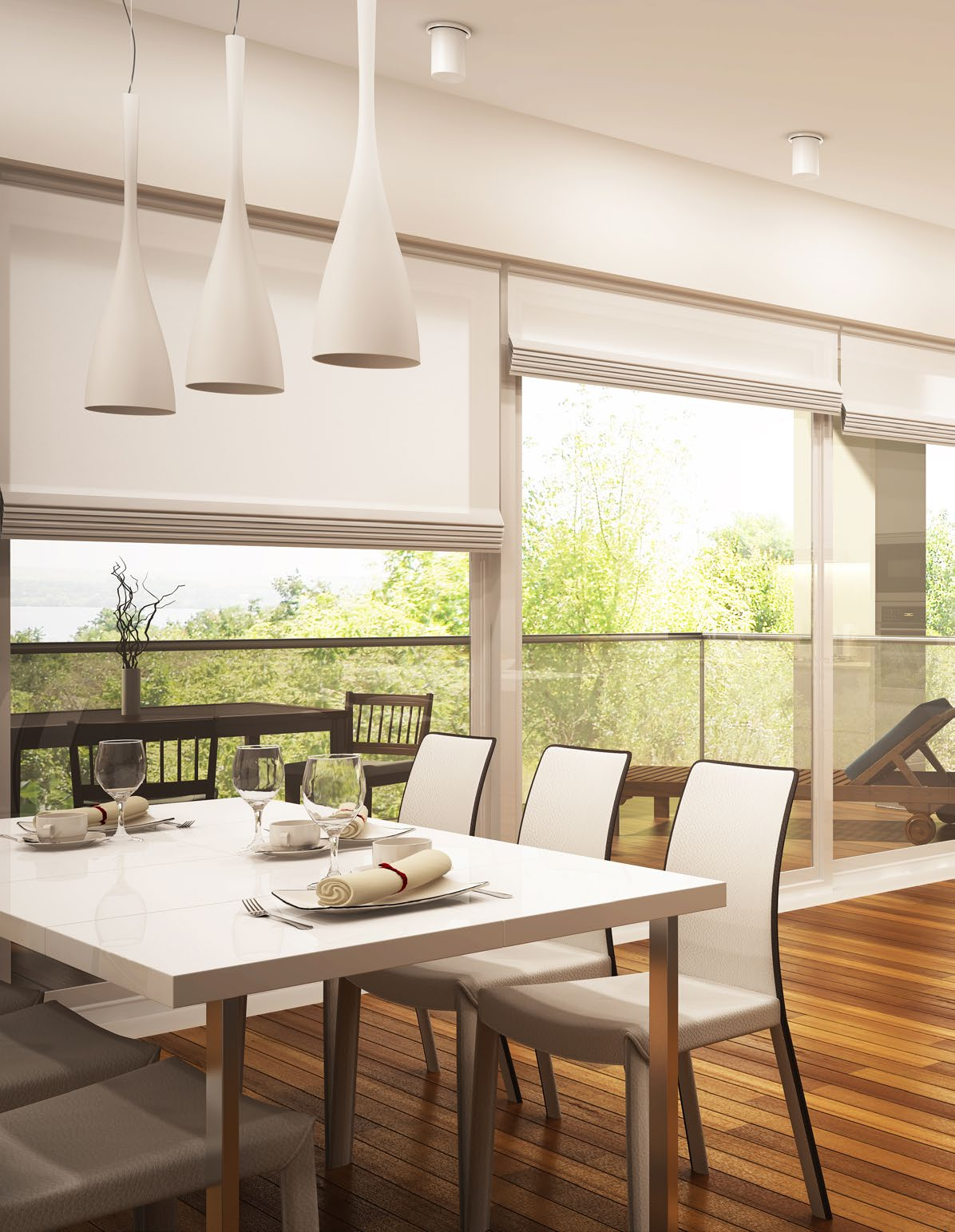 Essbereich mit Balkon und Grünblick