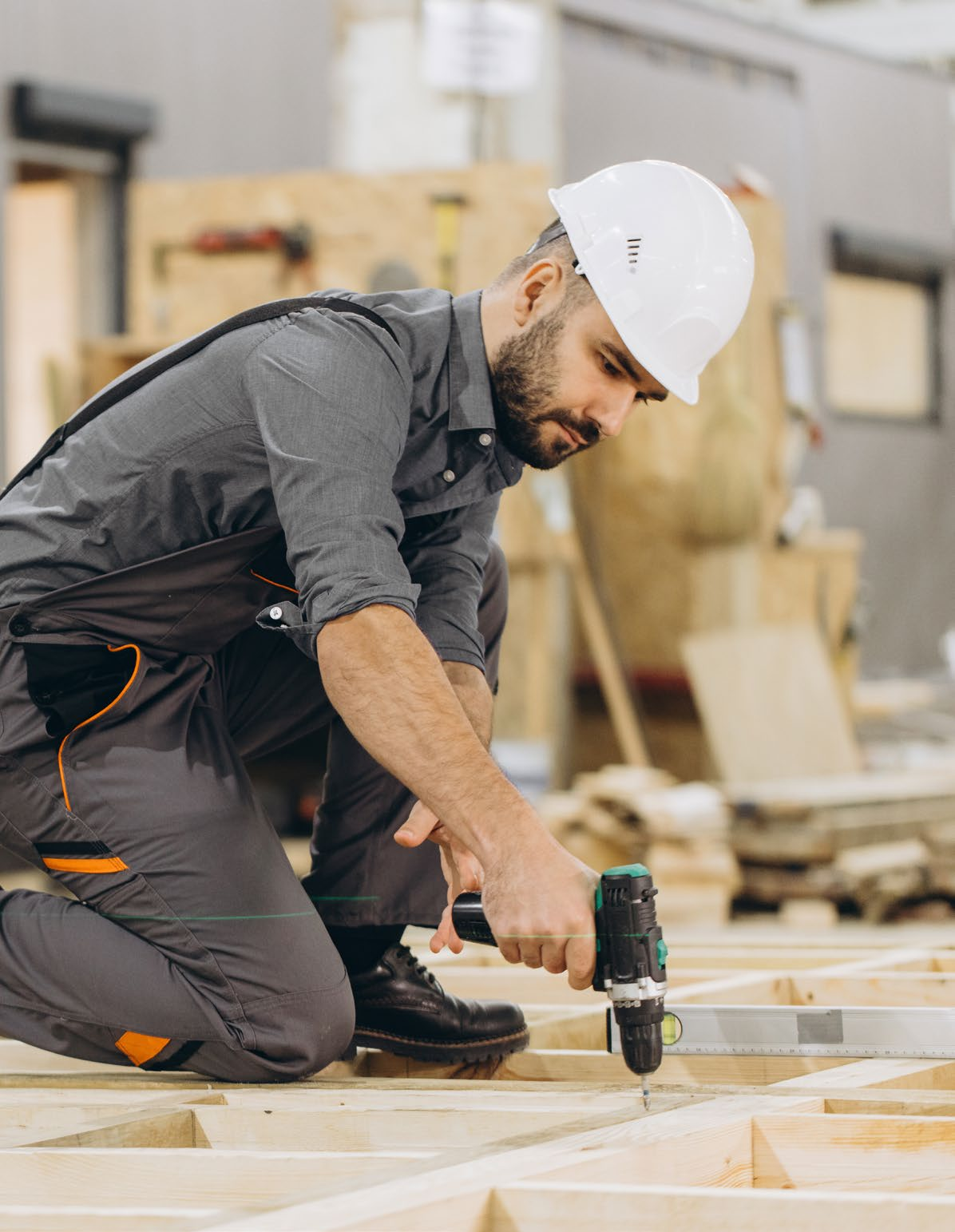 Handwerker bei Holz-Hybridbau