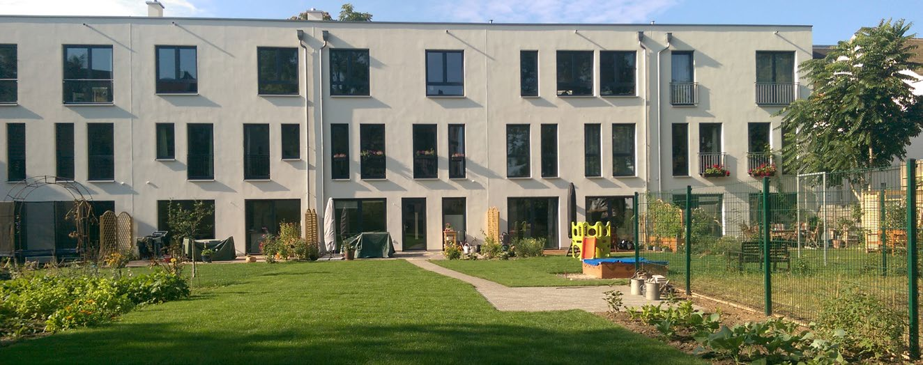 Gebäude mit Innenhof und Grünfläche